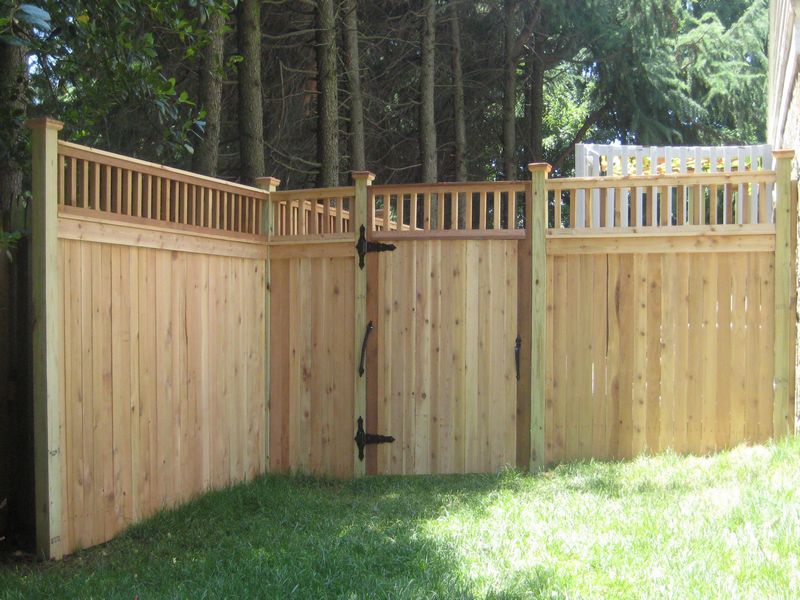 Red Cedar Wood Privacy Fence with Lattice