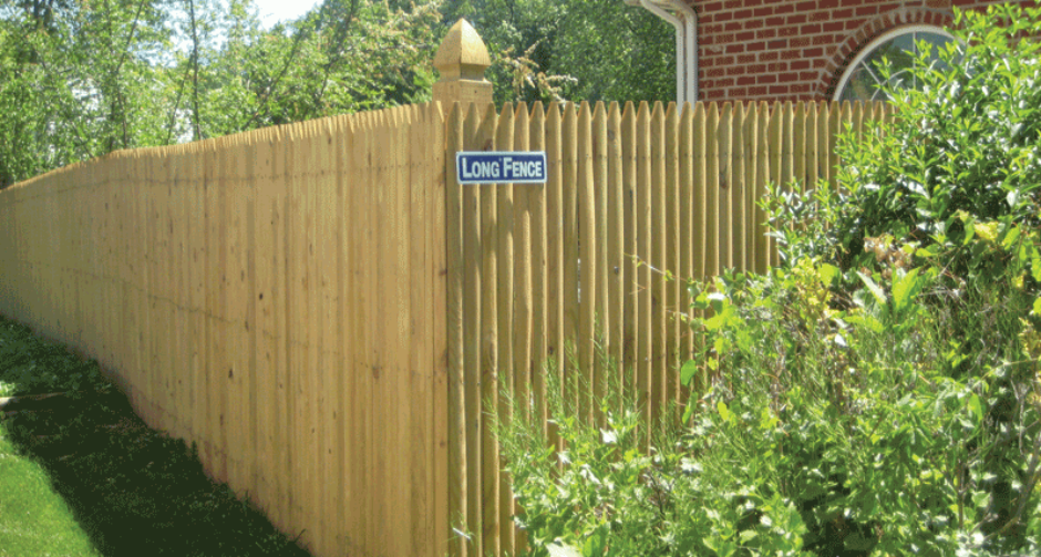 Wood Stockage Fence In Backyard